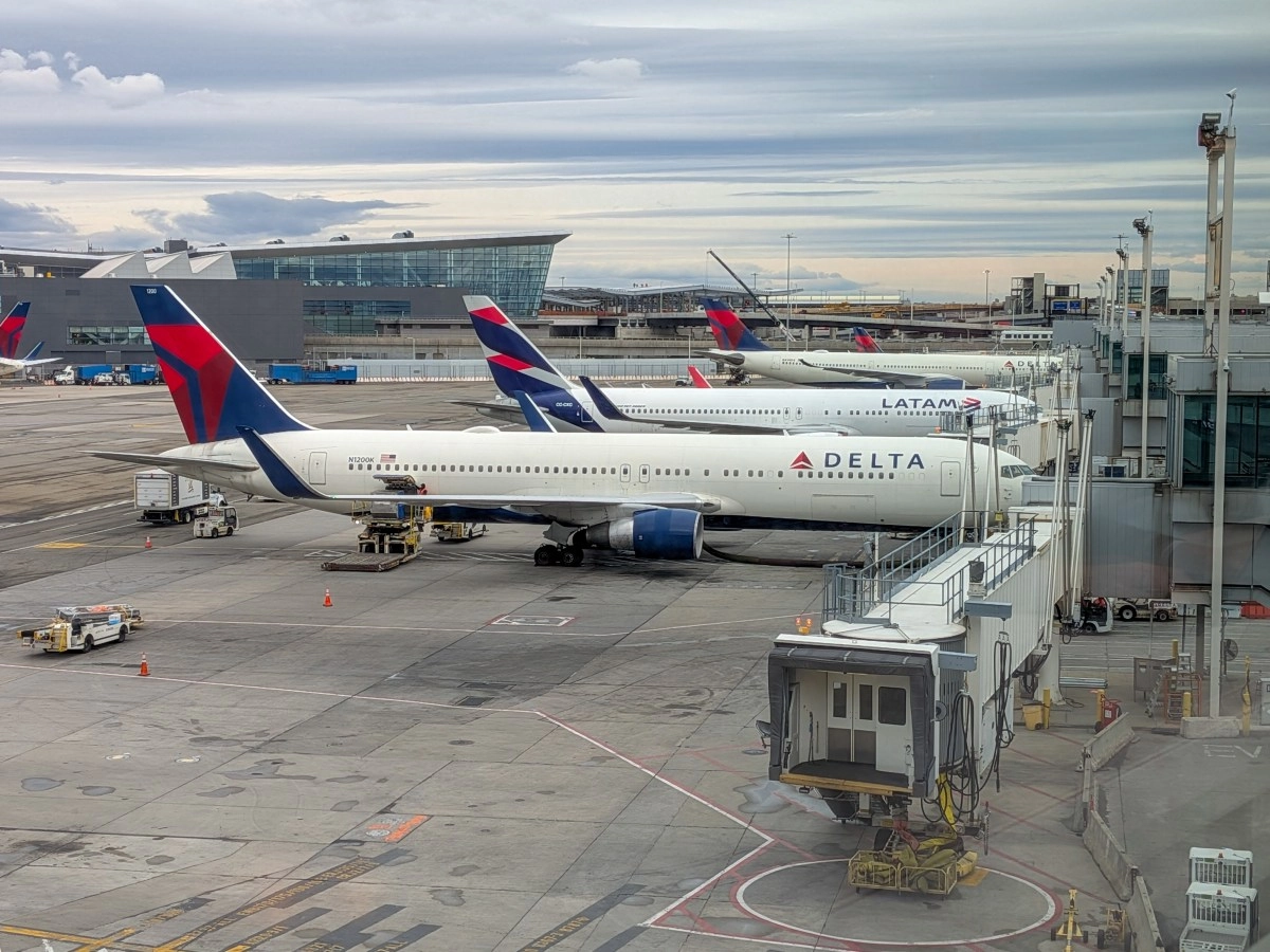 Two aircraft narrowly avoid a collision at JFK airport during landing maneuver