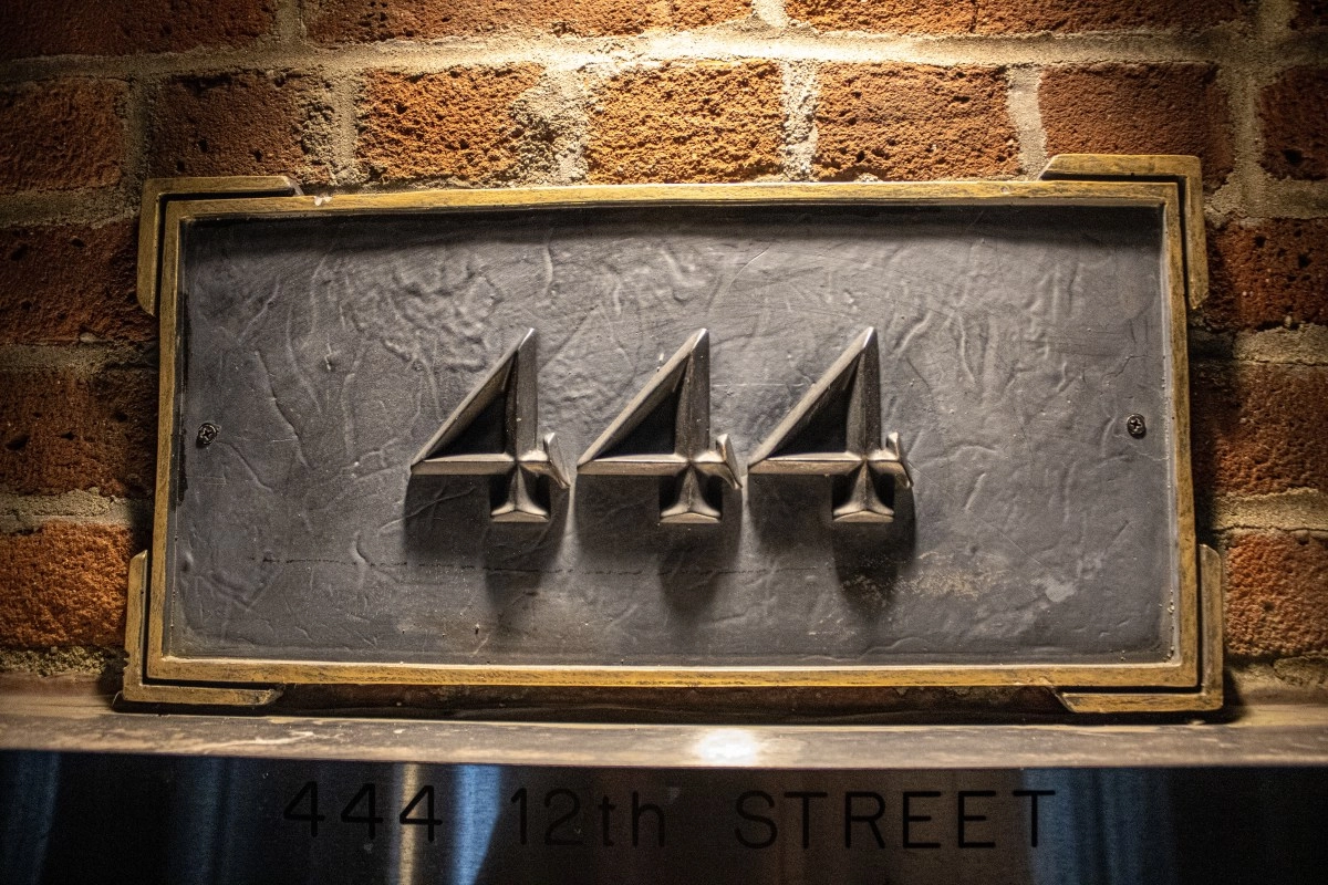 The positive and negative of seeing the number 444 according to numerology