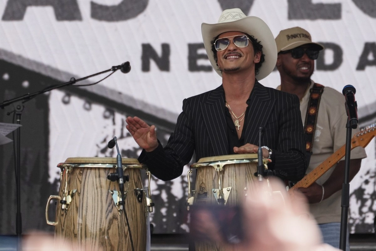 Bruno Mars joins his voice to the mariachi in Lo Arriesgo Todo his new song in Spanish