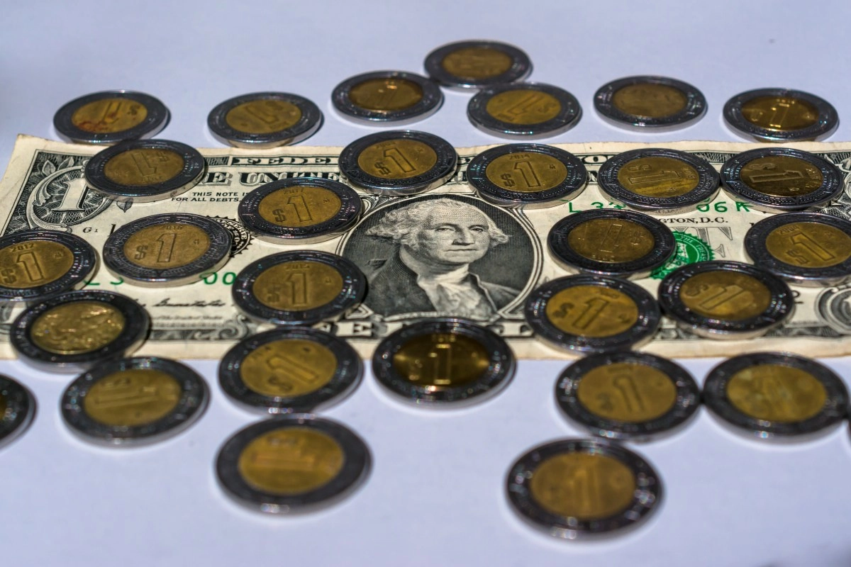 Dollar price in Mexico today May 08 2026 how it affects banxicos rate change