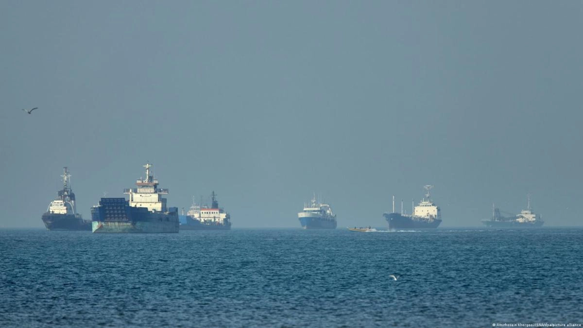 Iran threatens to block the Strait of Hormuz to US allies
