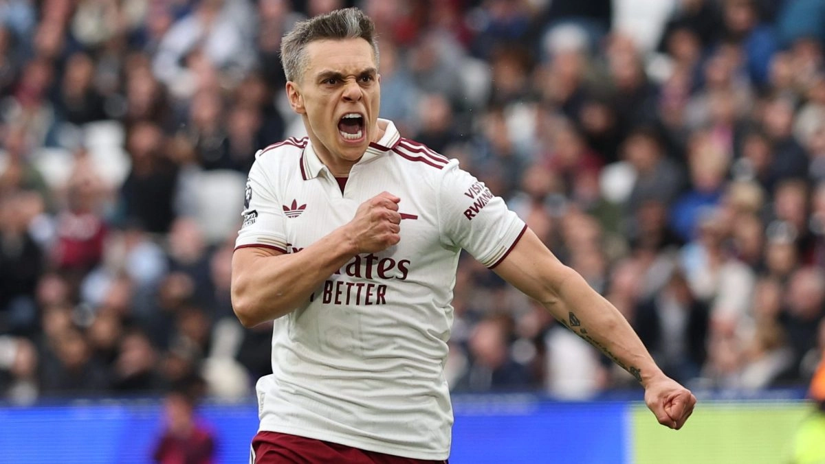 Arsenal takes a firm step towards Premier League championship in controversial final against West Ham
