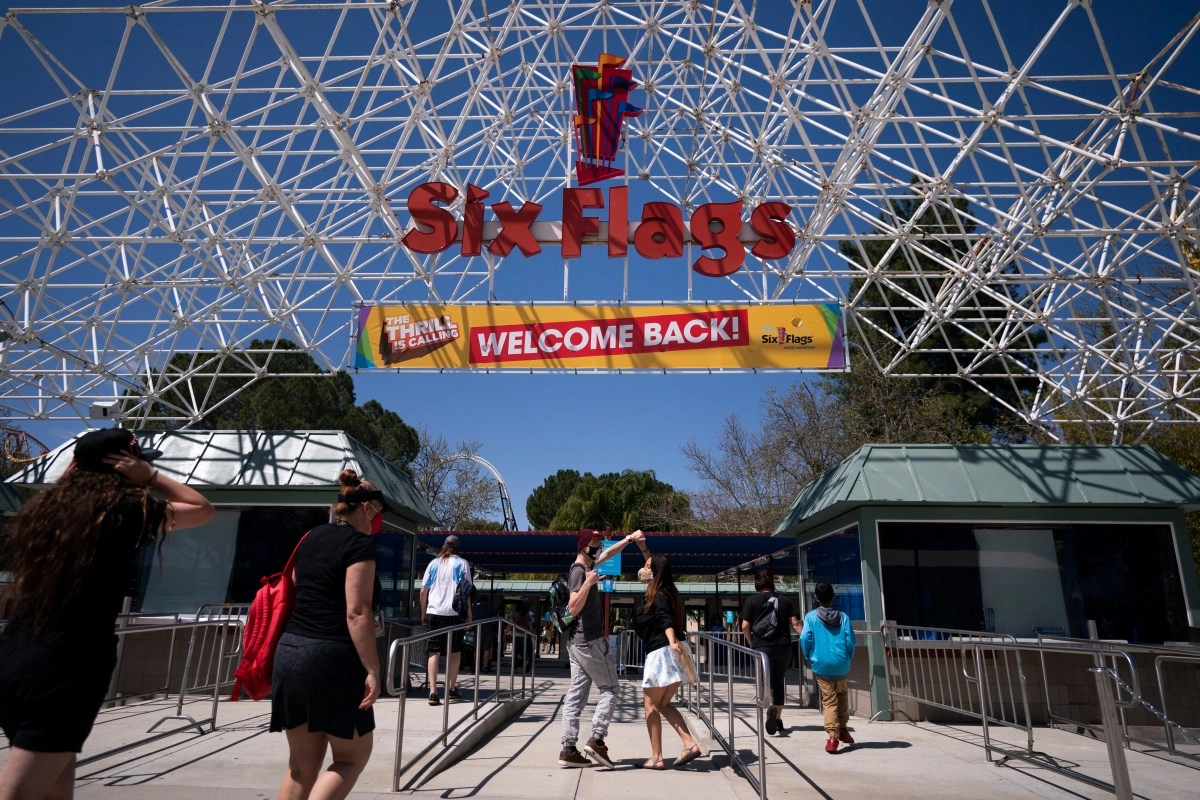 Six Flags Magic Mountain in Los Angeles closes due to bomb threat
