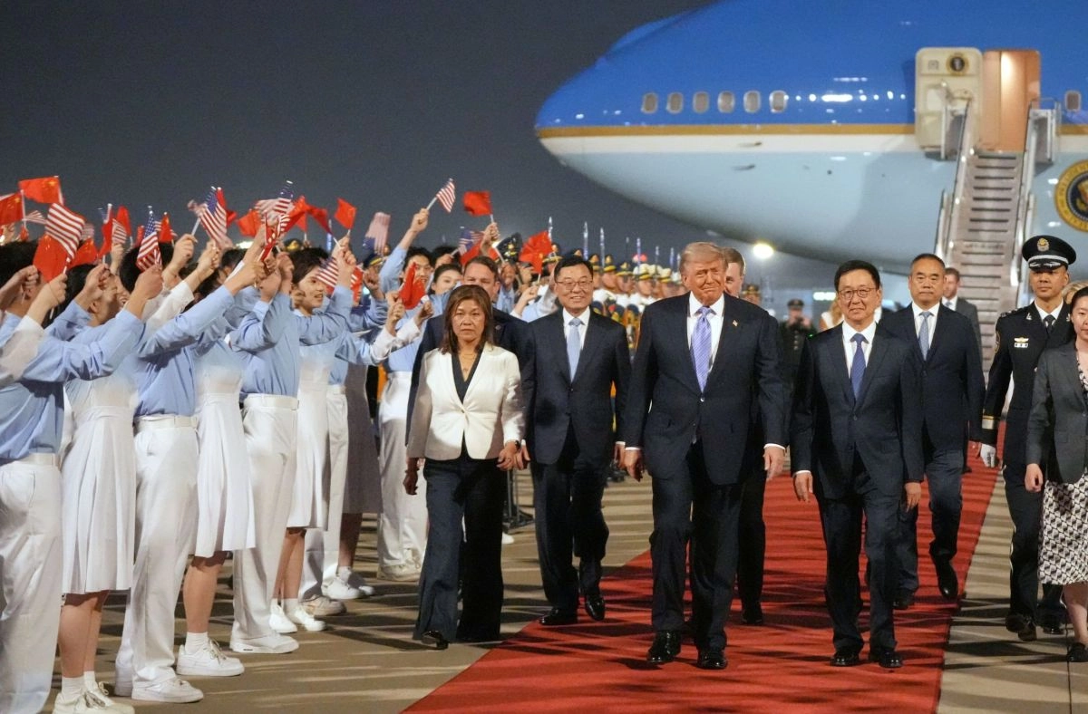 Trump landed in Beijing for key meeting with Xi among global tensions