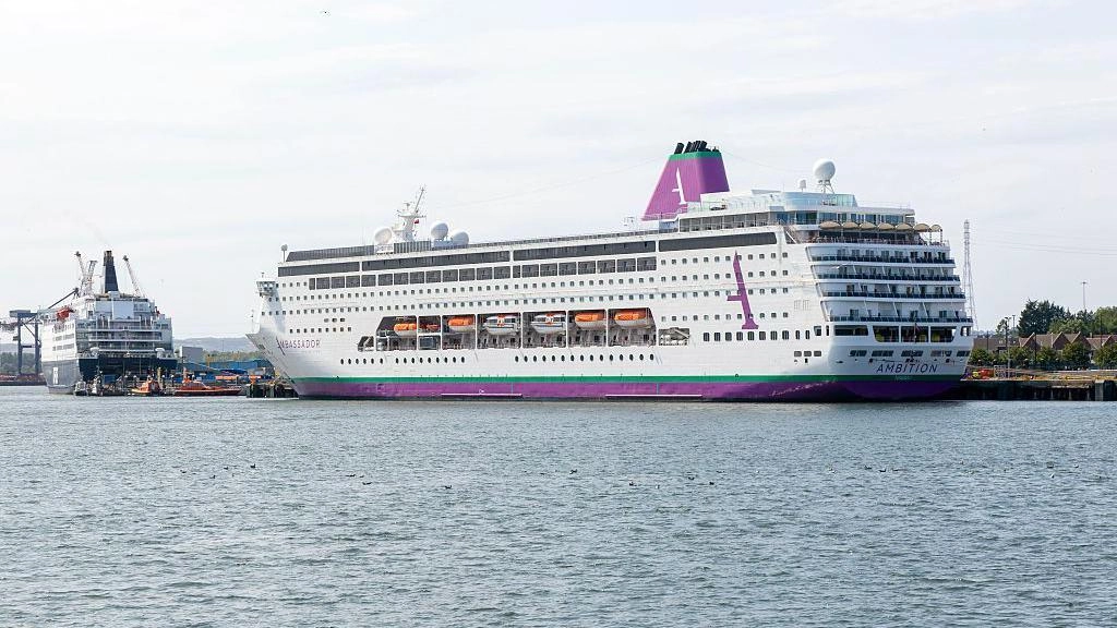 More than 1700 people confined on a cruise in France after suspected a gastrointestinal outbreak and the death of a passenger