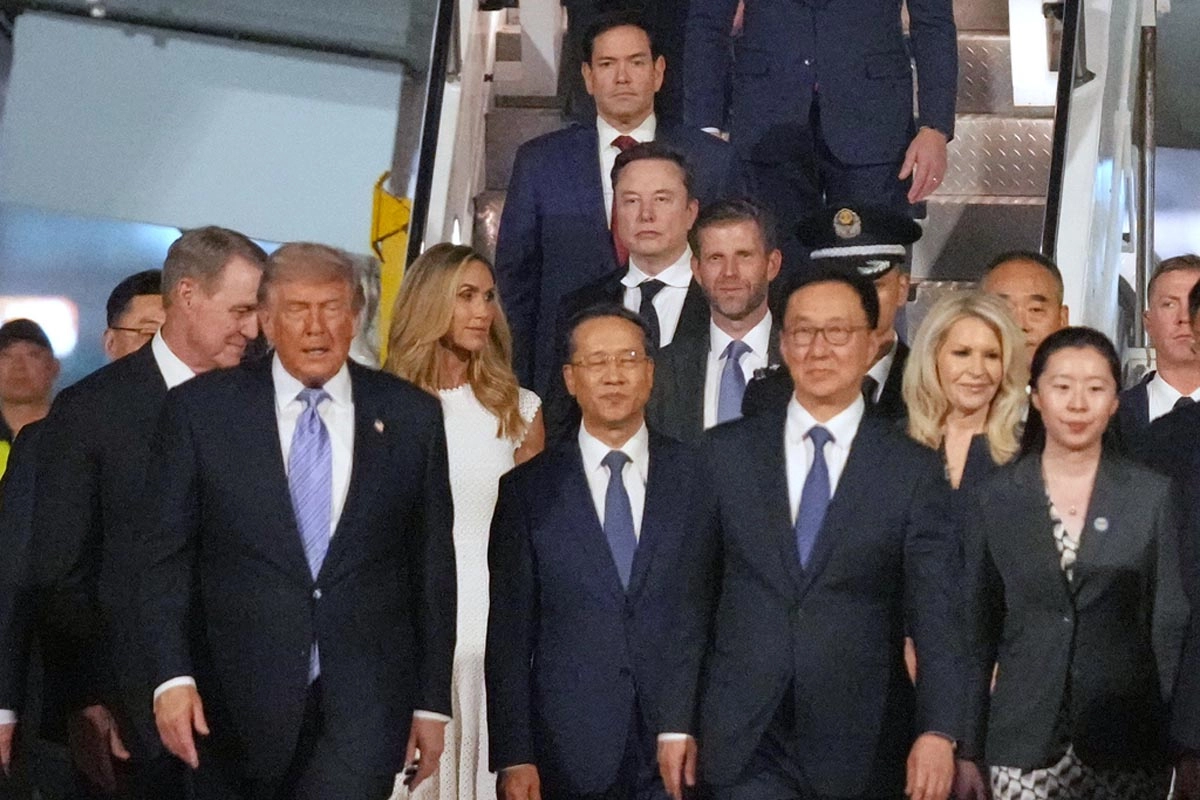 Elon Musk reappears behind Donald Trump during his visit to China