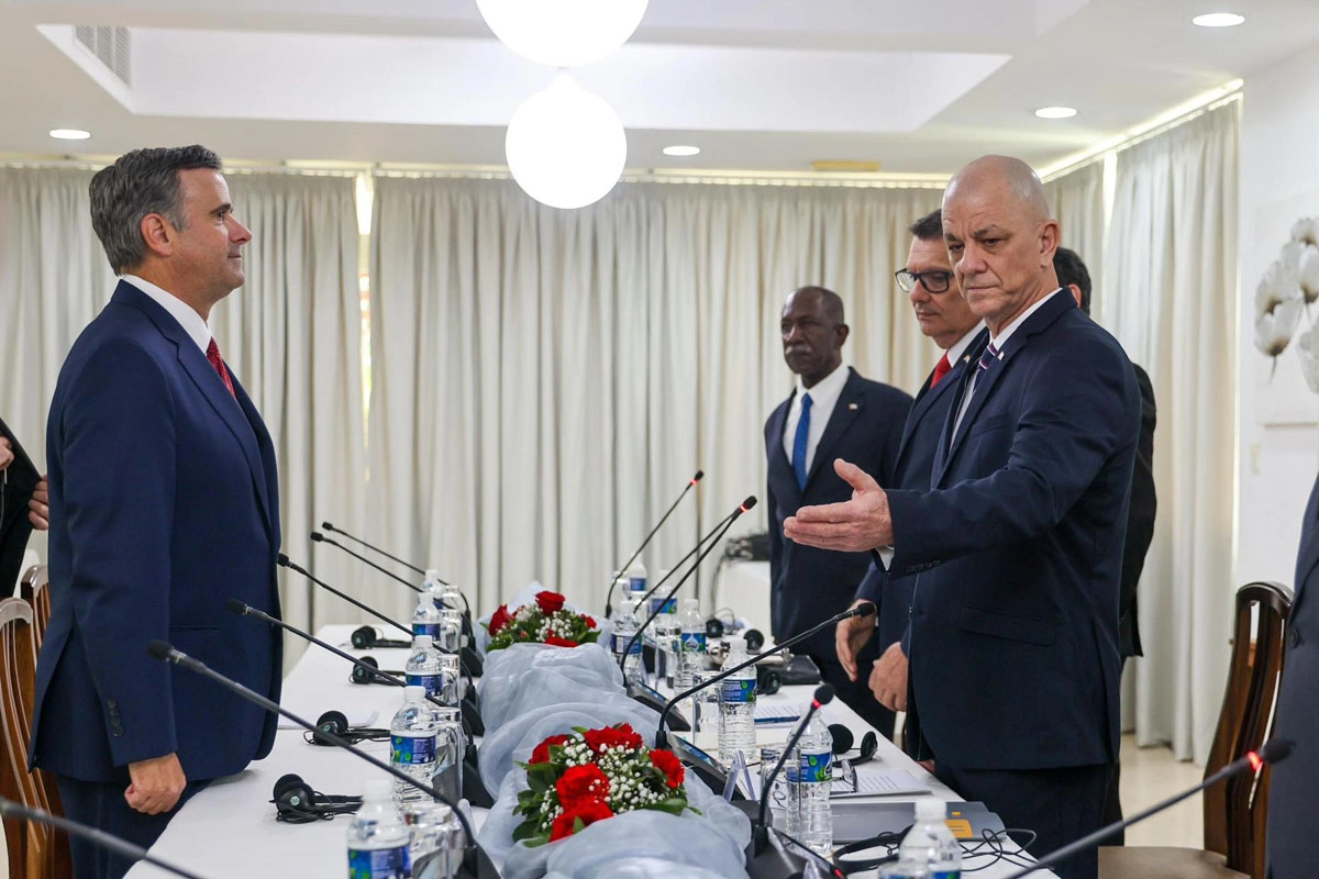 Director of the CIA visits Cuba and offers to end its shortage problems in exchange for reforms