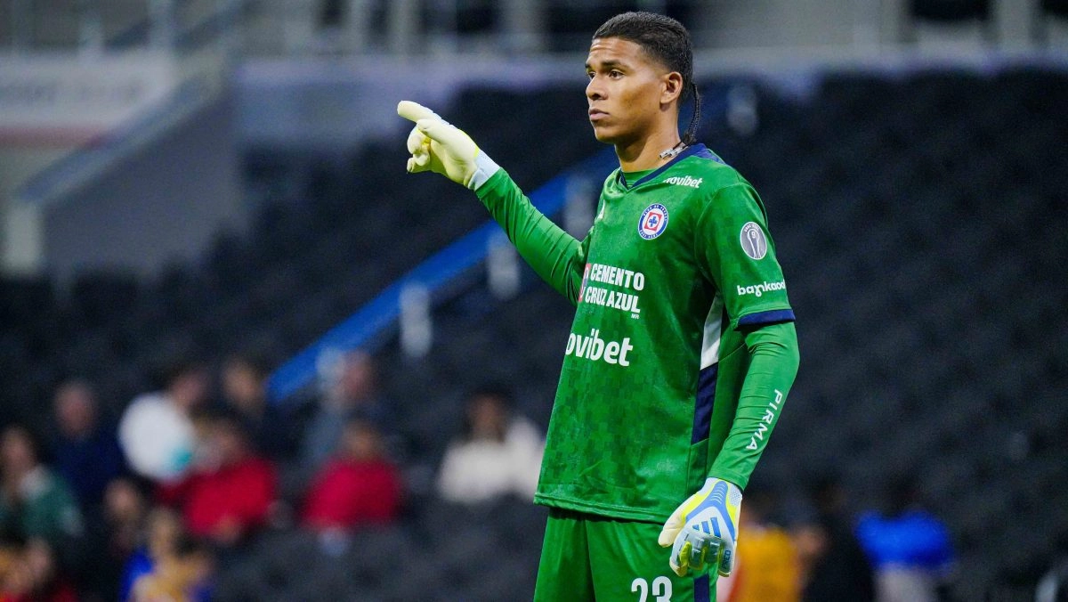 Kevin Mier is defended by Cruz Azuls historic goalkeeper but hes the target of criticism and memes