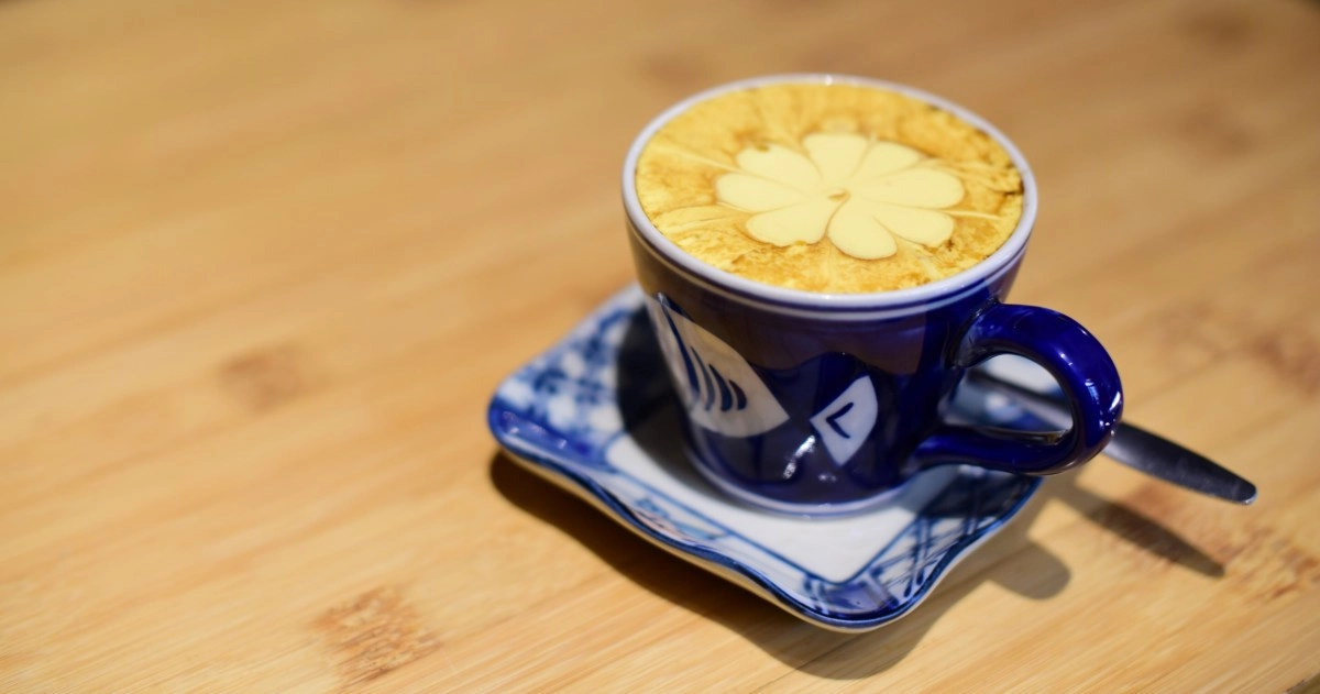 Coffee with egg the drink that captivates social networks