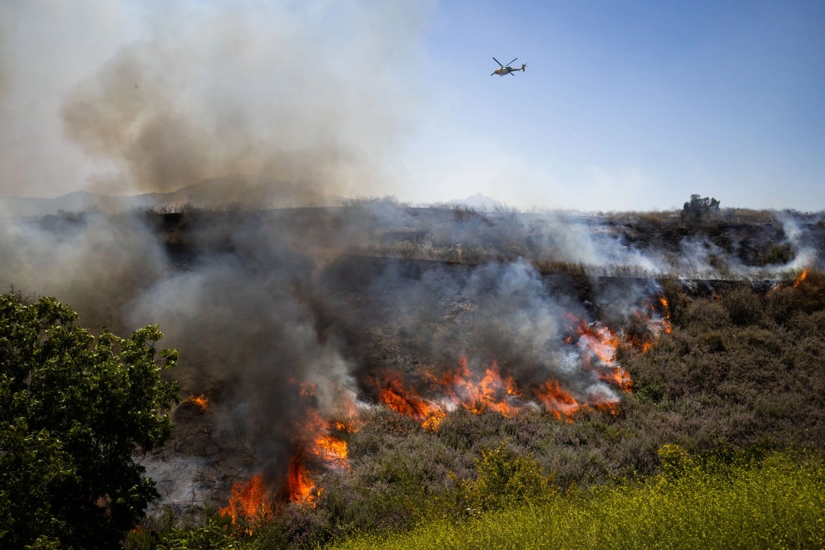Vegetation fire threatens homes in Ventura County