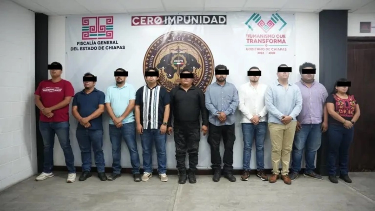 Chiapas police officers shown on video torturing 2 detained people