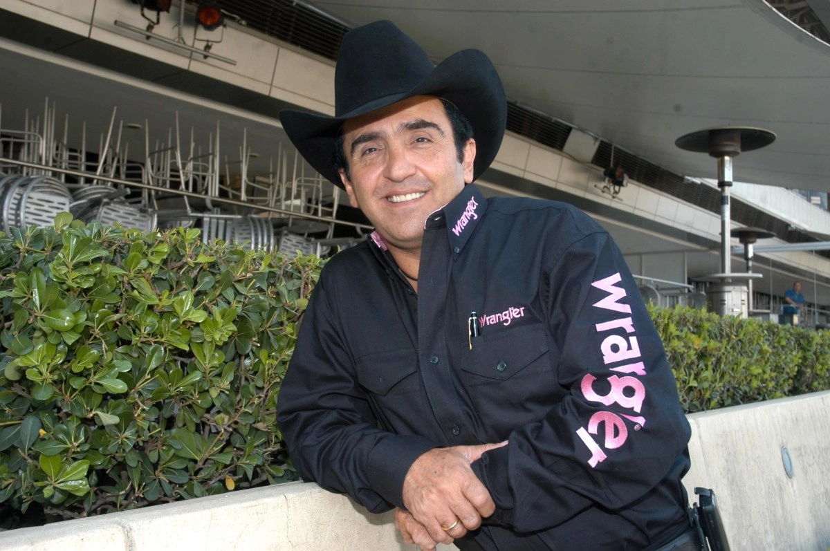 Vicente Fernndez Jr defends ngela Aguilar after criticism for including her on a tribute album to his father