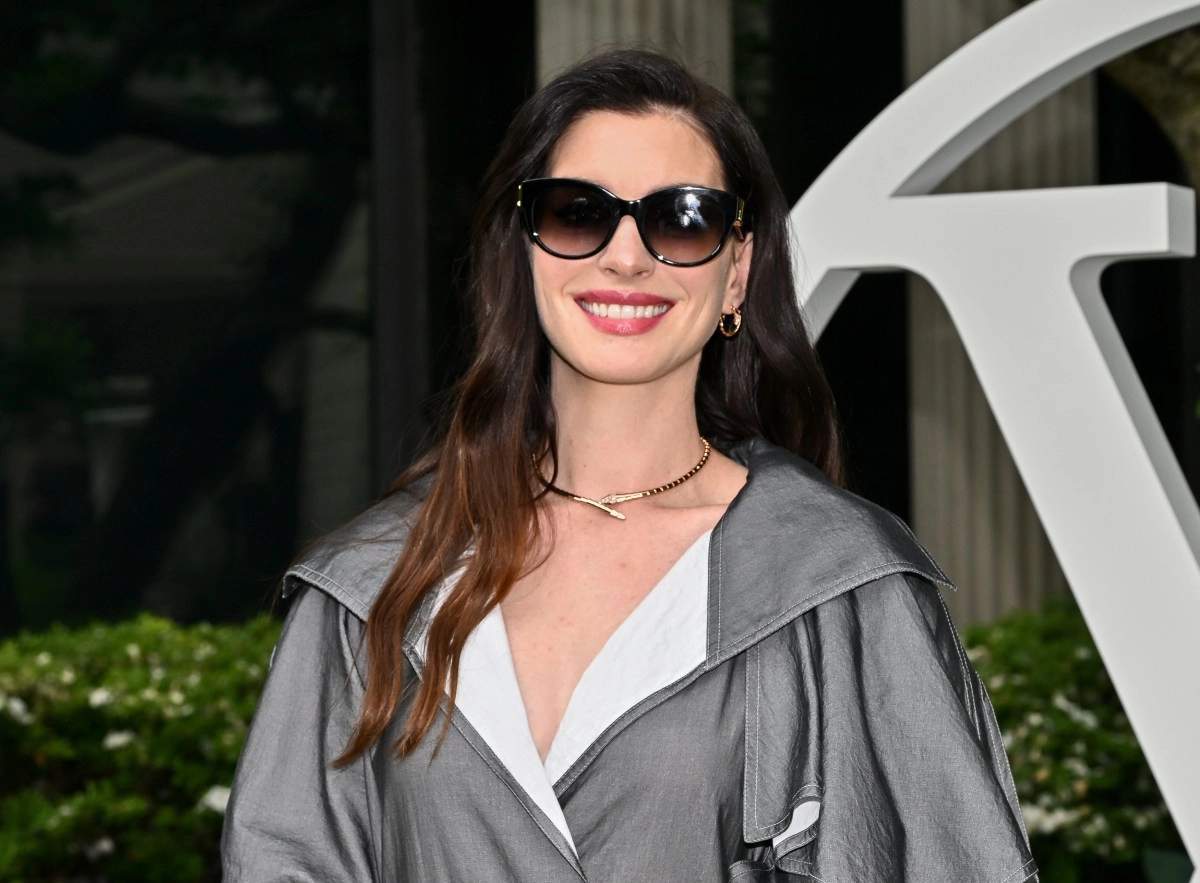 Anne Hathaway comes forward and denies having had a facelift