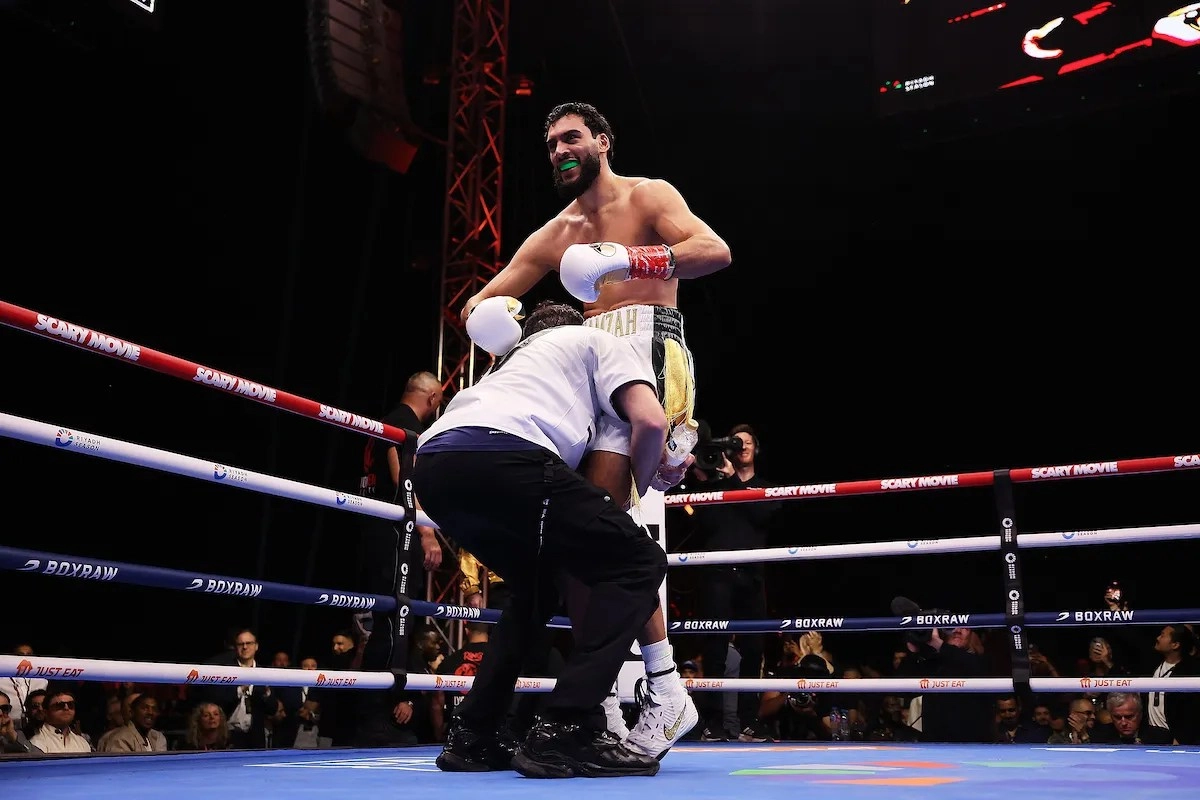 Hamzah Sheeraz knocked out to take the WBO belt and challenged Canelo