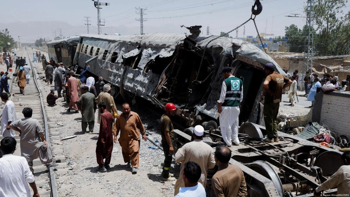 More than 20 people killed in bomb attack on train in Pakistan