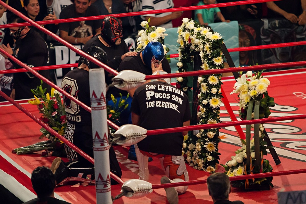 Mexican wrestler dies in full performance after jumping off the third rope