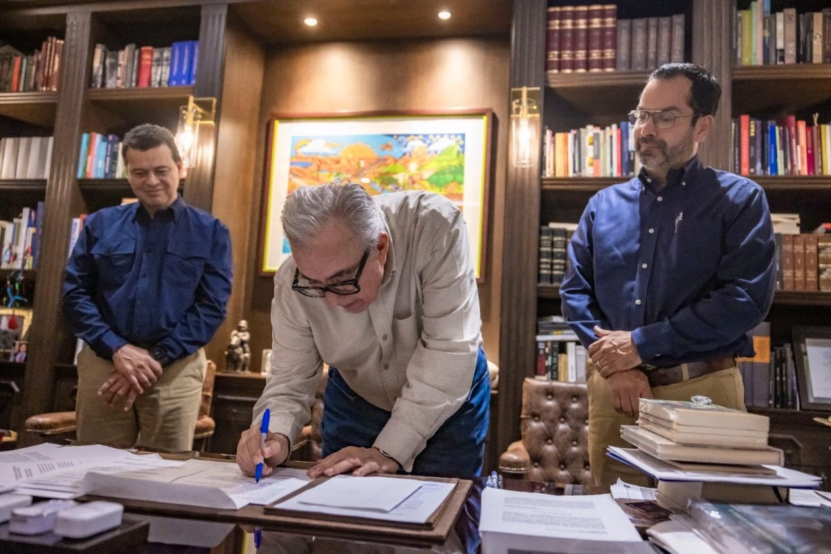 Rubn Rocha governor of Sinaloa appears before the Mexican Prosecutors Office after US accusations