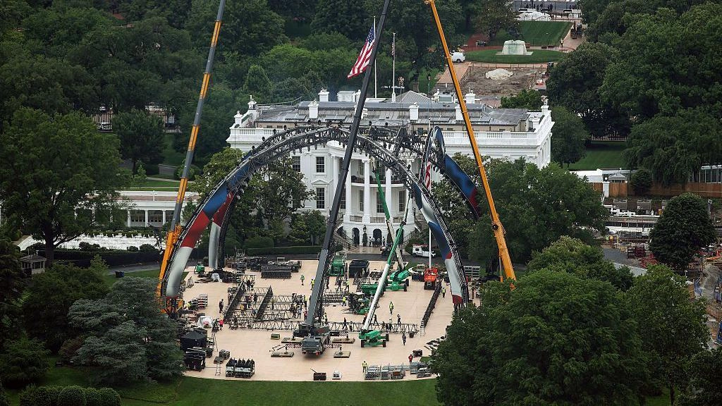 The images of the cage that Trump builds in the White House for an unprecedented mixed martial arts combat