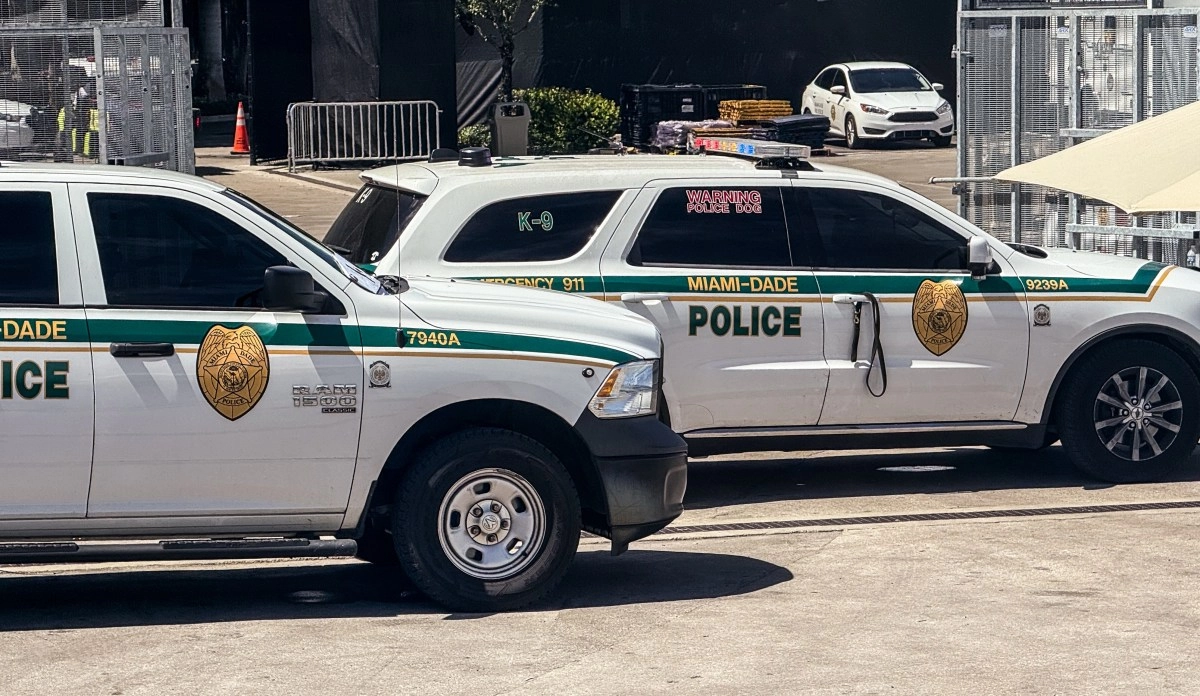 They investigate the death of four people including two girls in an exclusive community in Doral