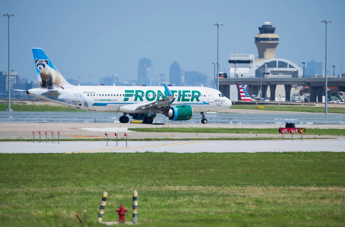 Former MMA fighter subdued a passenger who tried to open an emergency door in the middle of a Frontier Airlines flight