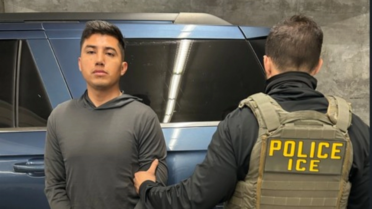 ICE agents detain a former Mexican military officer accused of forced disappearance of people in the Ayotzinapa case