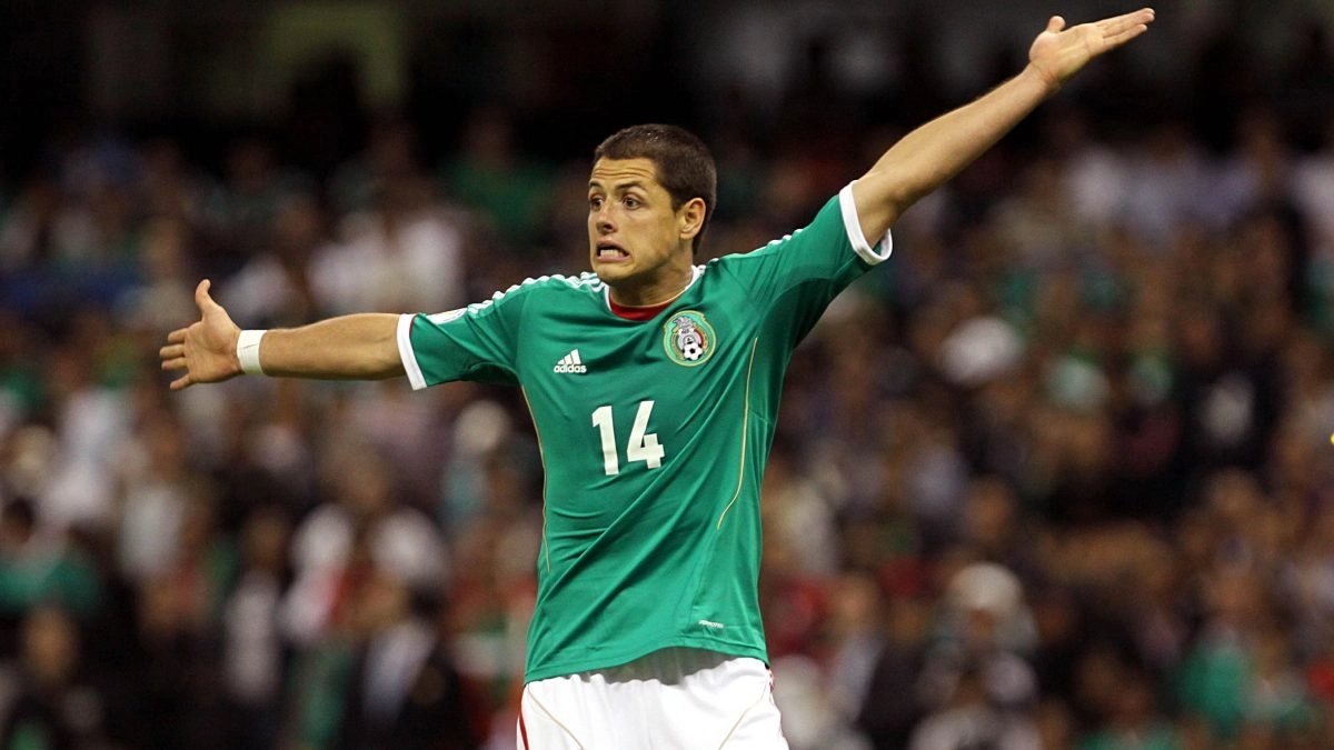 Chicharito Hernndez put on the green and gets on the Tricolor support boat