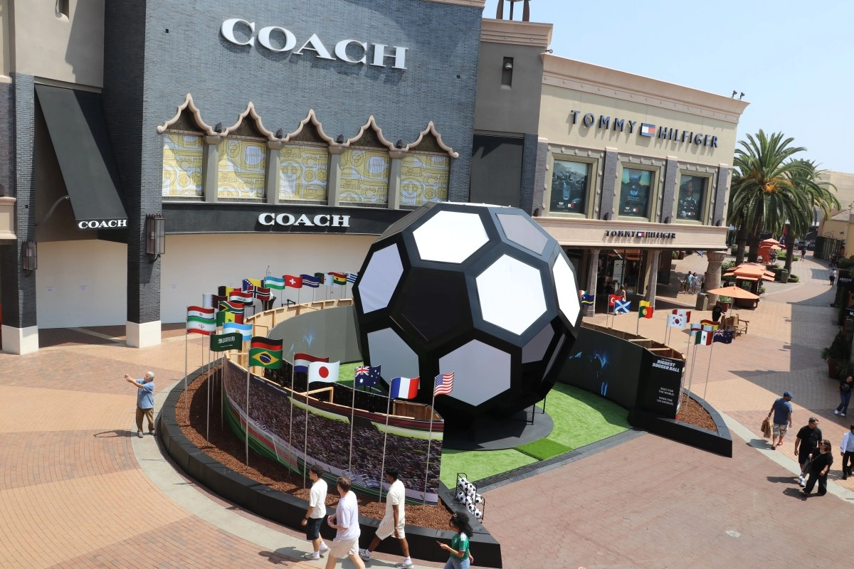 They install the largest ball in the world in Commerce