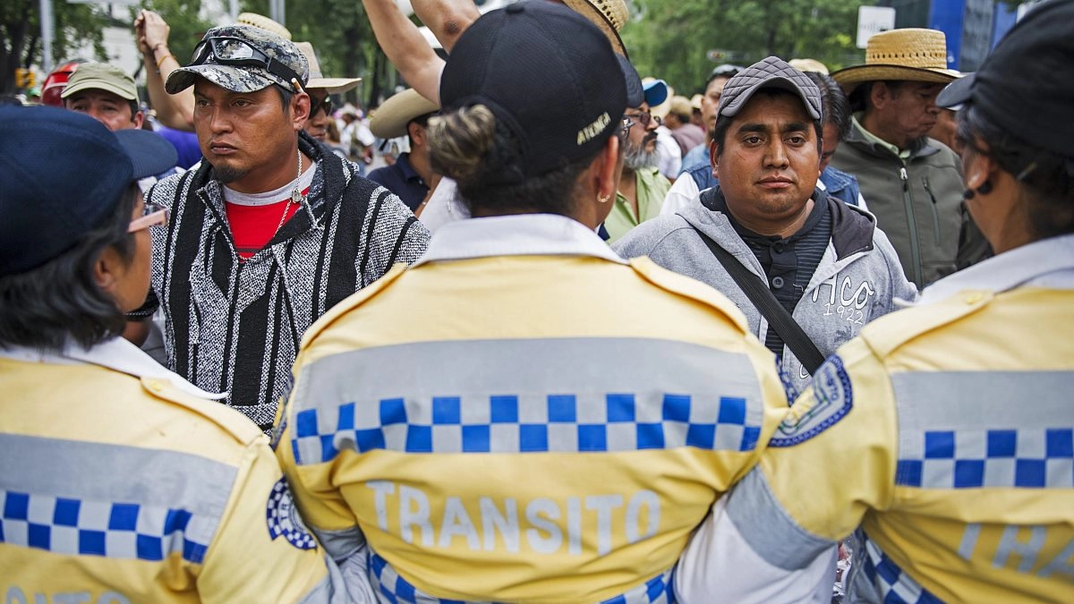 Teachers and families of missing people collapse access to the Azteca Stadium