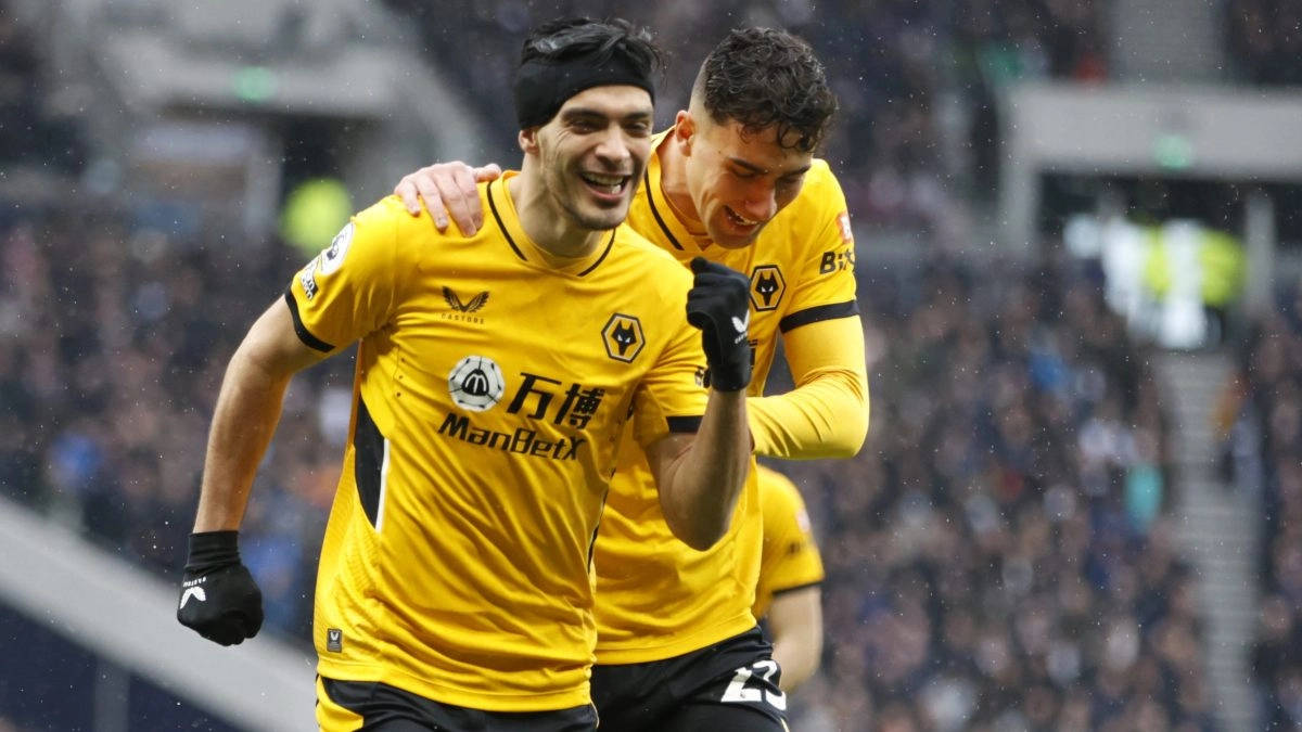 Ral Jimnez returns to Wolverhampton The Mexican idol will seek promotion to the Premier League