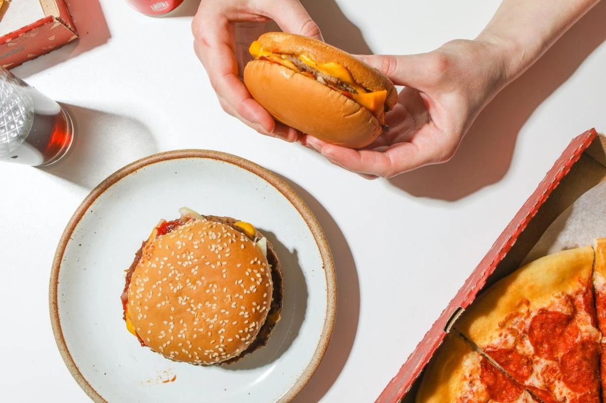 What are the states where people spend the most and least on fast food