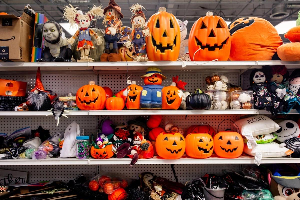 Wellknown Halloween costume retailer announces 52000 employees How can you apply