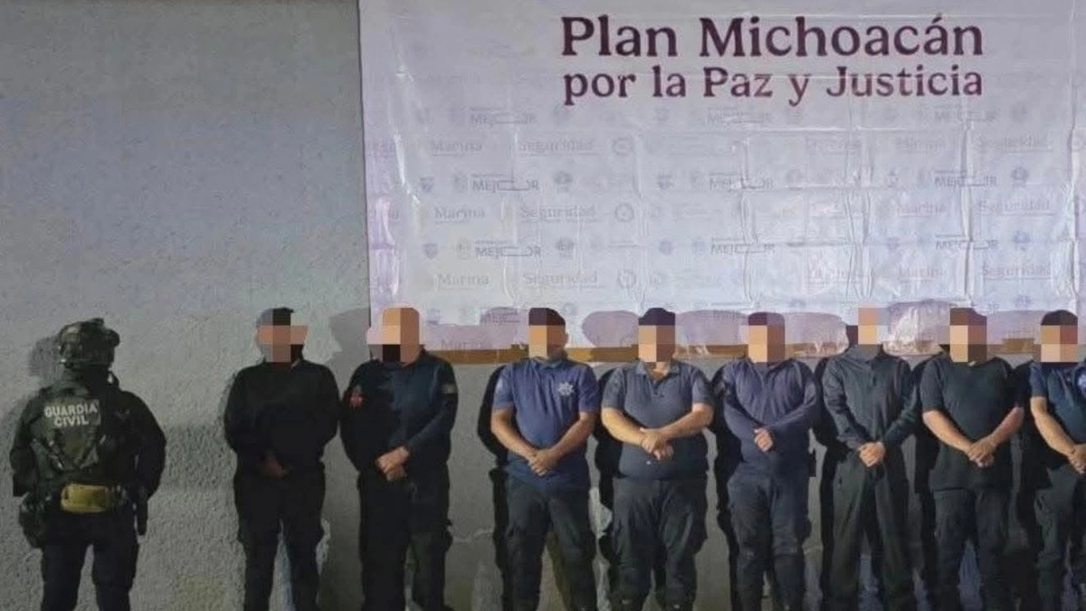 Eight Michoacn police officers arrested accused of serving the CJNG