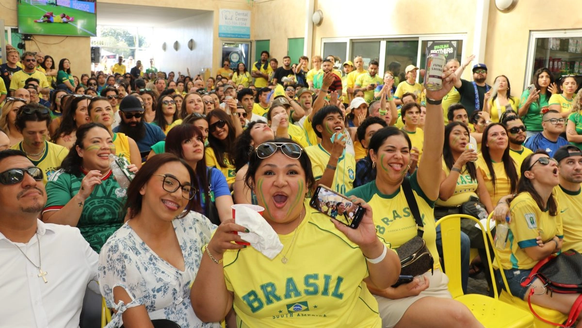 Lot in the throat Brazil fans enjoy and suffer with their team in Los Angeles