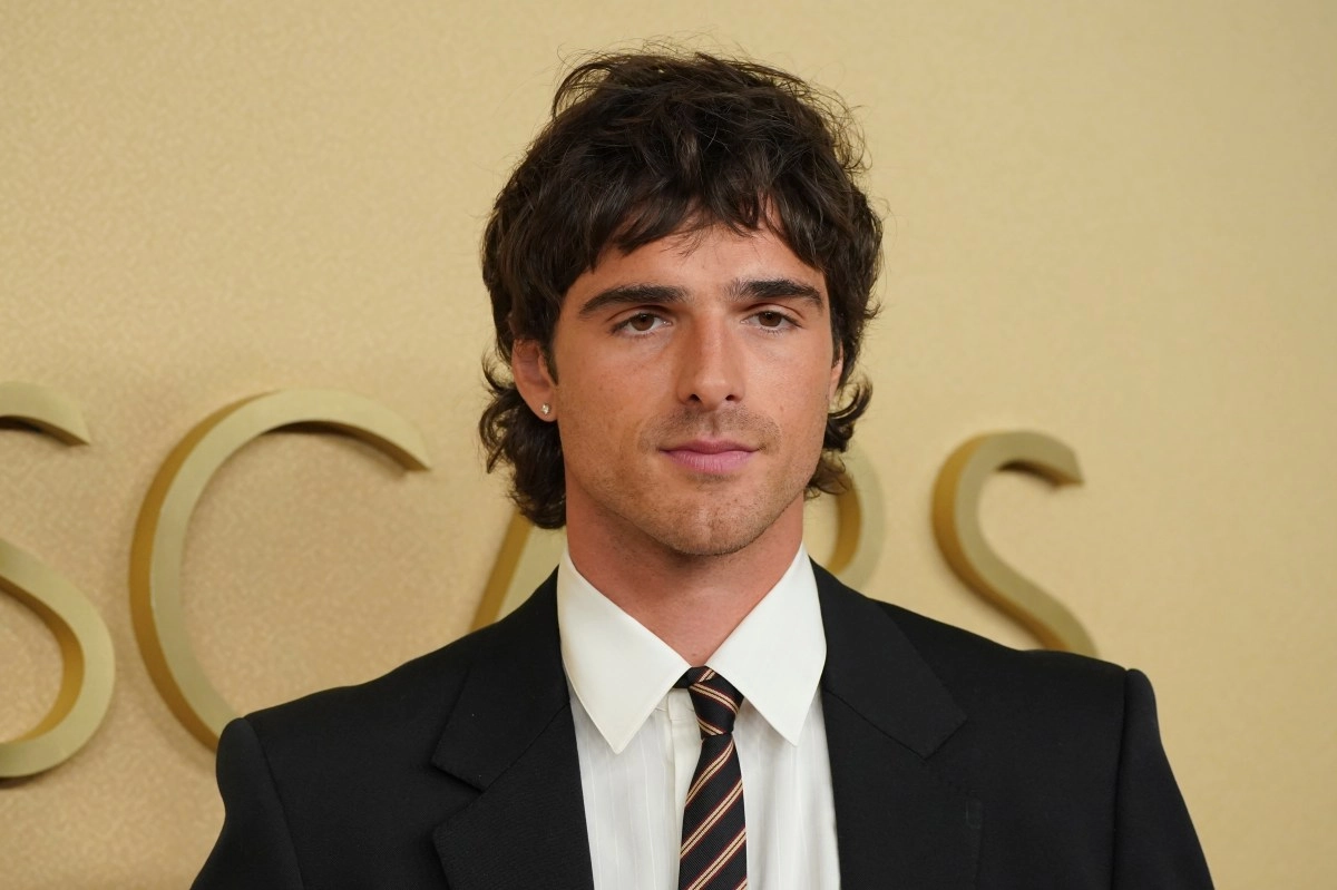 Jacob Elordi generates controversy for his reaction to a fan who asked him for a photo