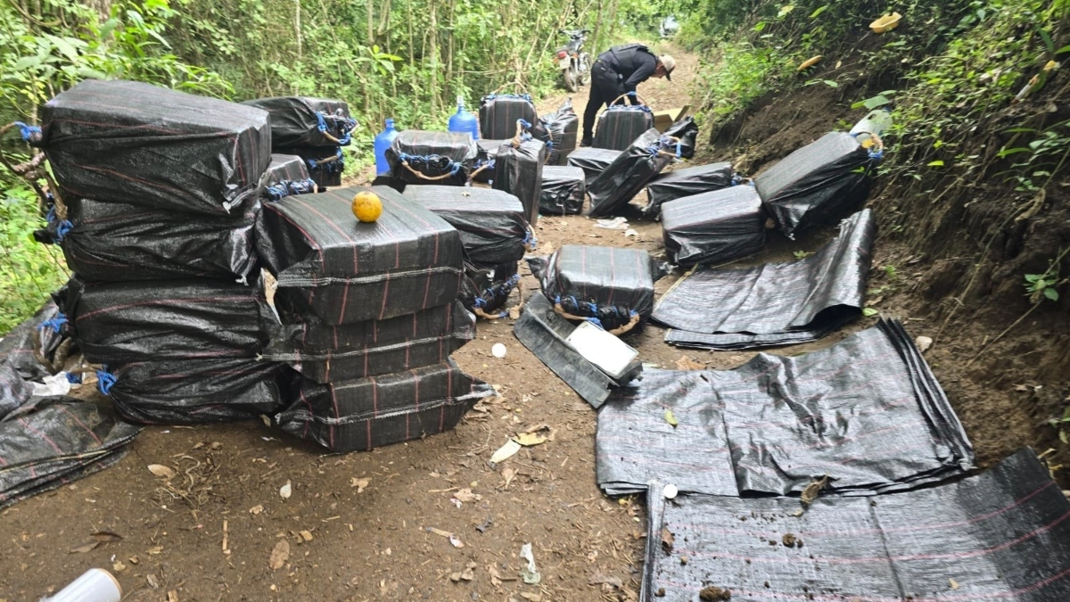 Ecuadorian police with support from the US seize 2 tons of cocaine that would be shipped in speedboats