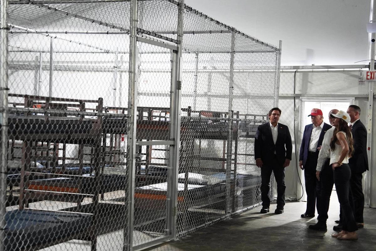 Activists denounce lack of transparency regarding the transfer of migrants detained in Alligator Alcatraz