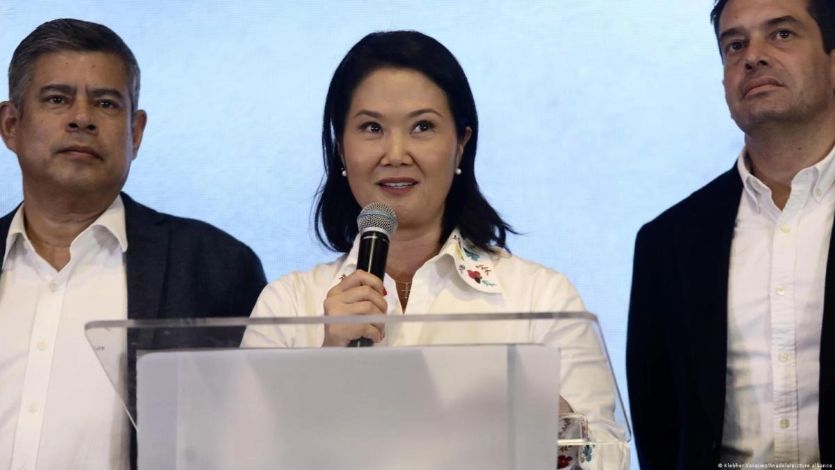 Keiko Fujimori surpasses Roberto Snchez by more than 39000 votes in the count of the second presidential round in Peru