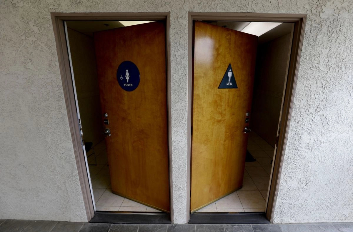 Real estate agent fired after reporting a father with his daughters in the womens bathroom