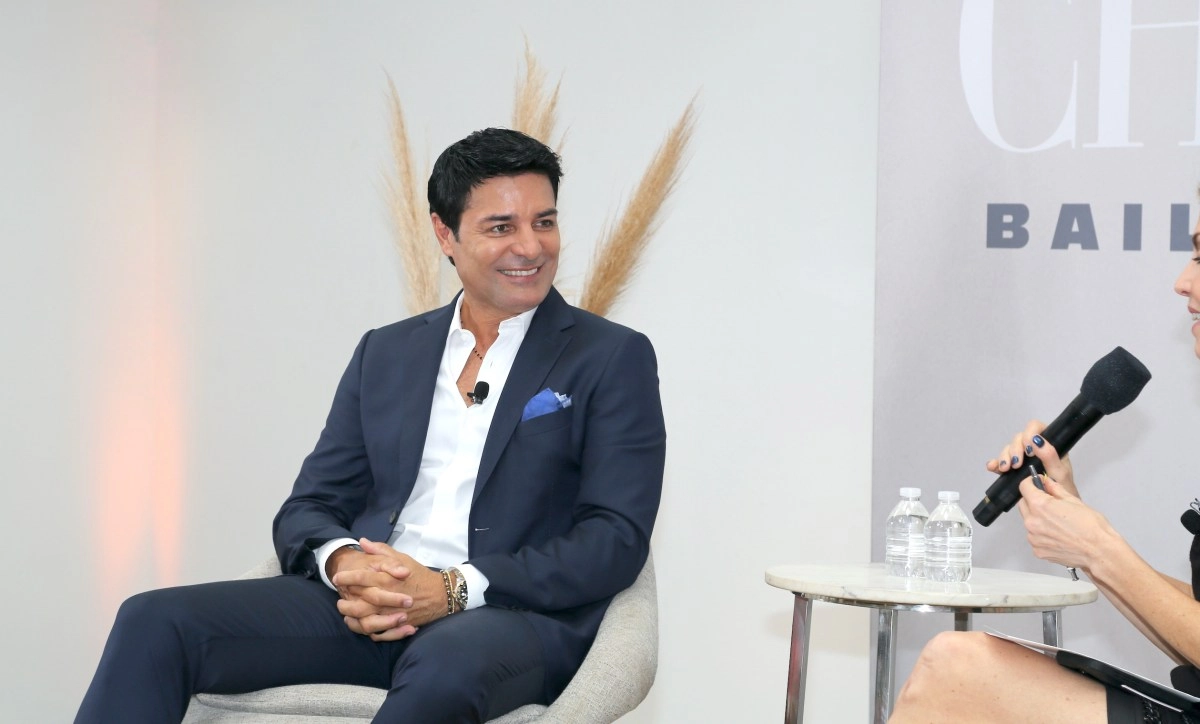 Chayanne surprises with fun dynamics on networks for Fathers Day
