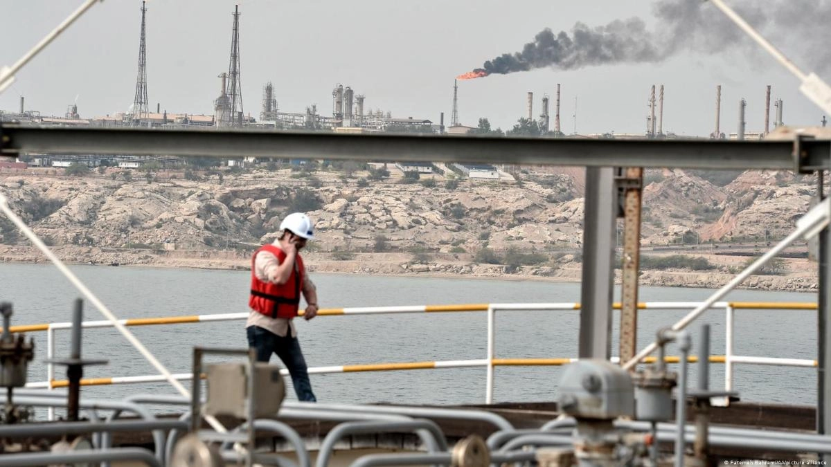 The United States suspends sanctions on Iranian oil until August 21