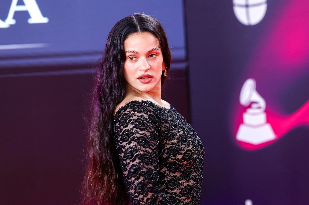 Rosala hints at her breakup with Rauw Alejandro in the middle of the concert