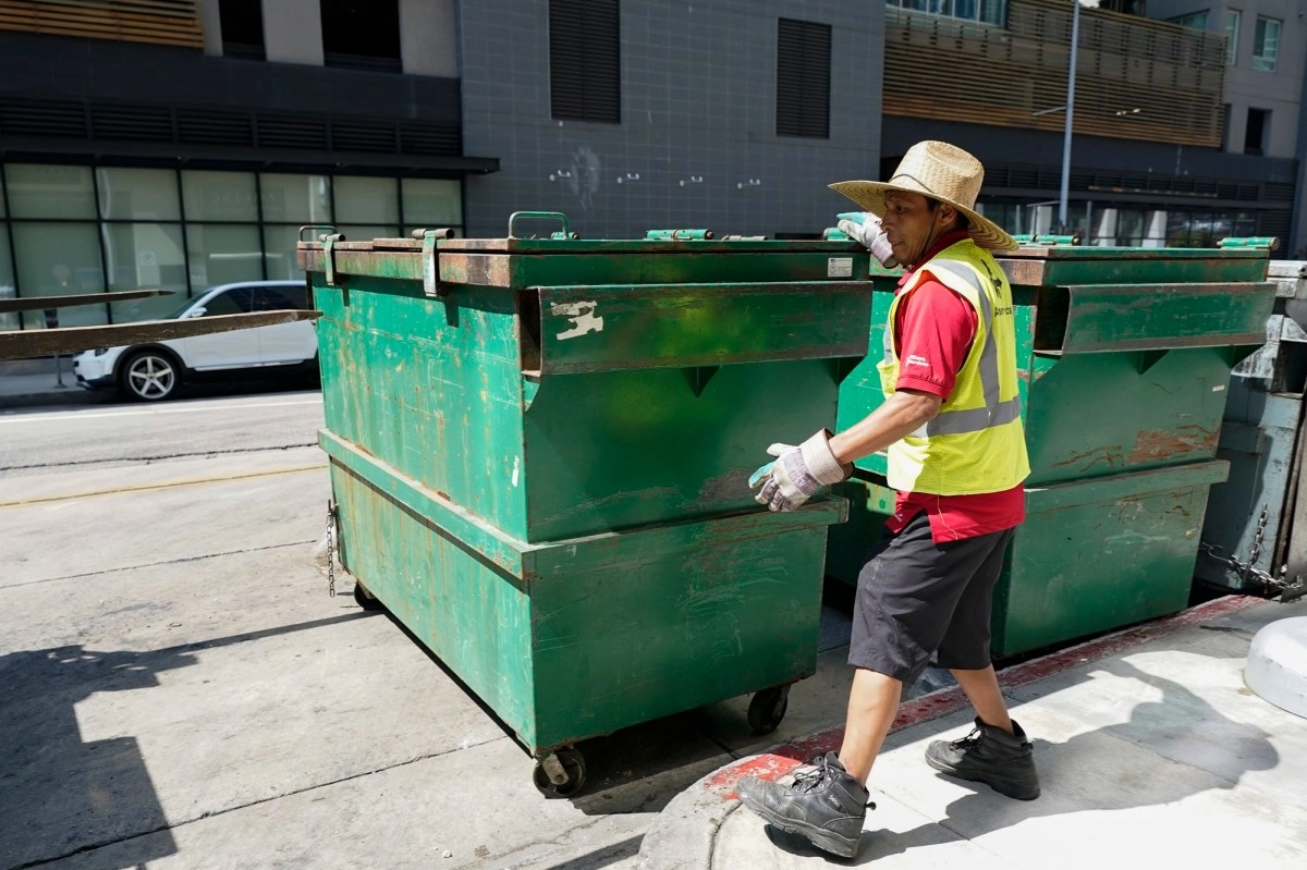 The footballers stop the workers continue what do the hydration breaks at the World Cup tell us