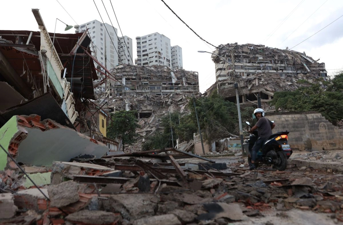 Earthquake in Venezuela leaves dozens dead and causes national emergency