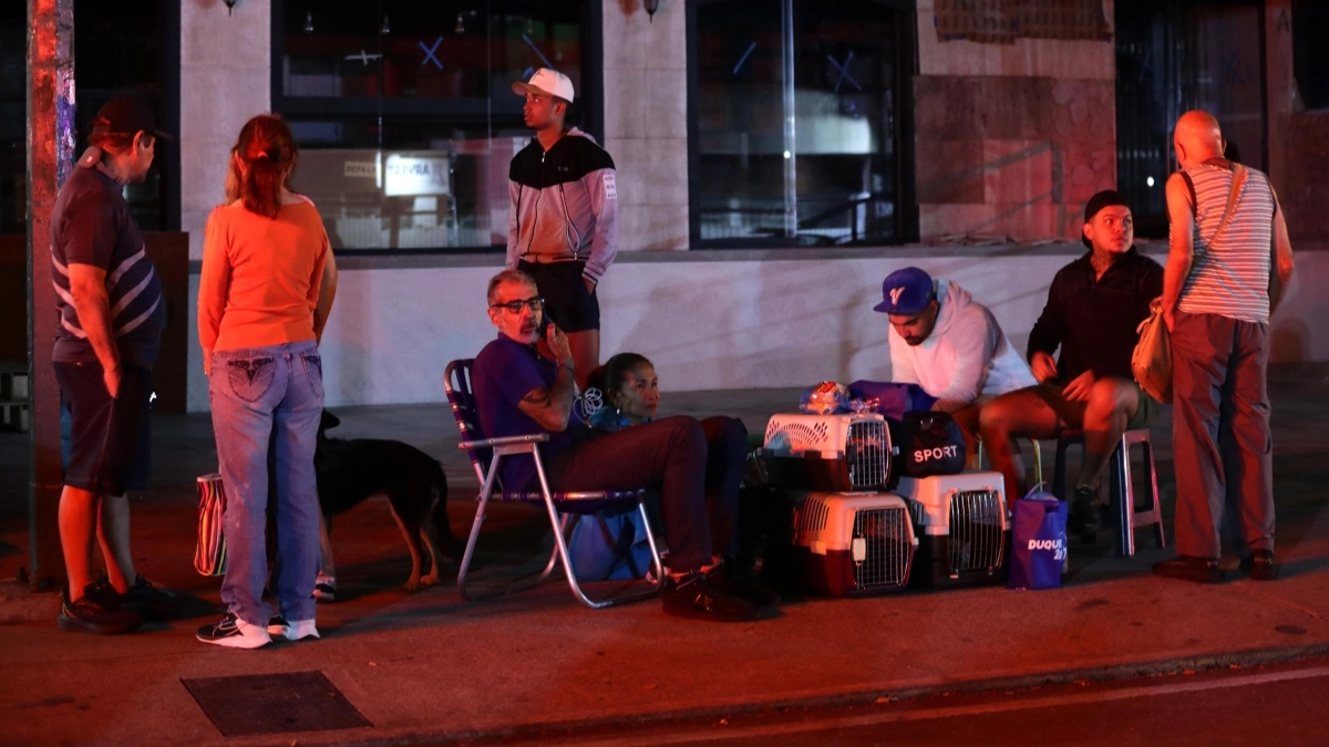 Venezuelans slept in squares avenues and cars after the powerful earthquakes