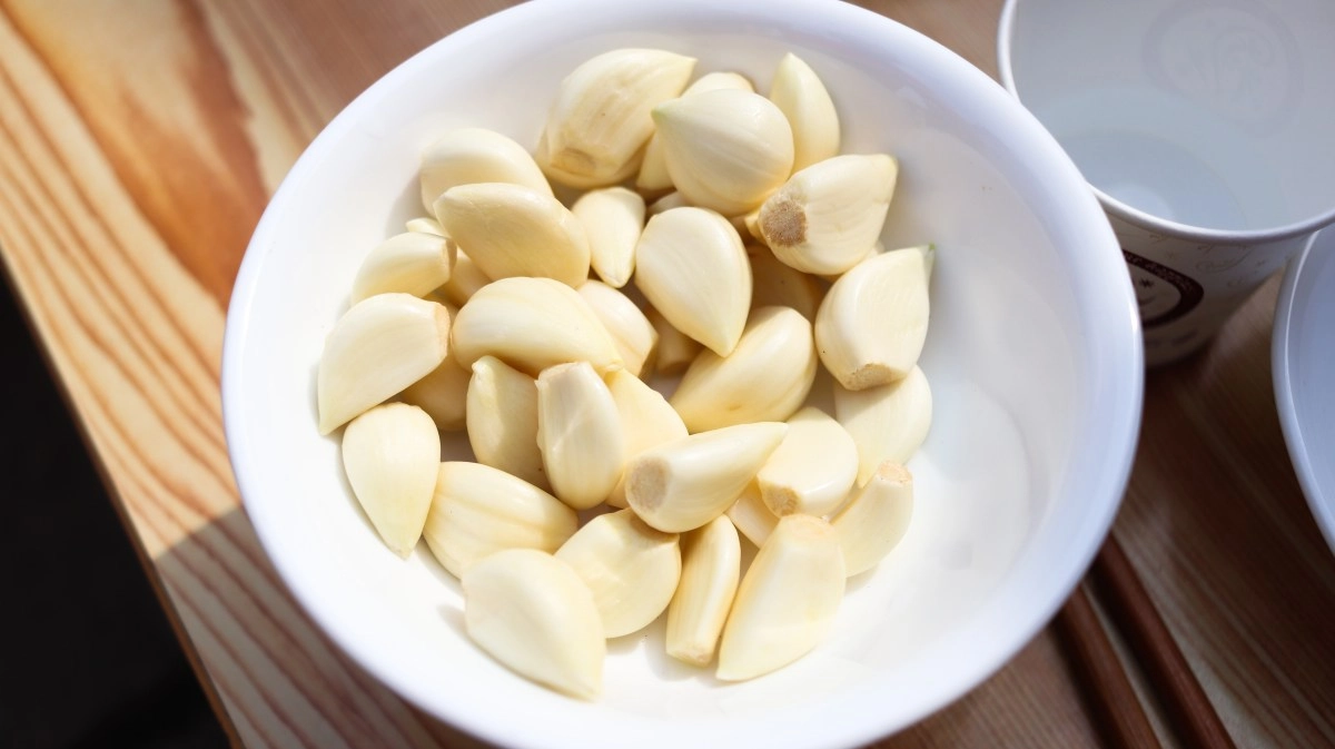 How to use garlic to attract abundance and ward off bad vibes according to esotericism