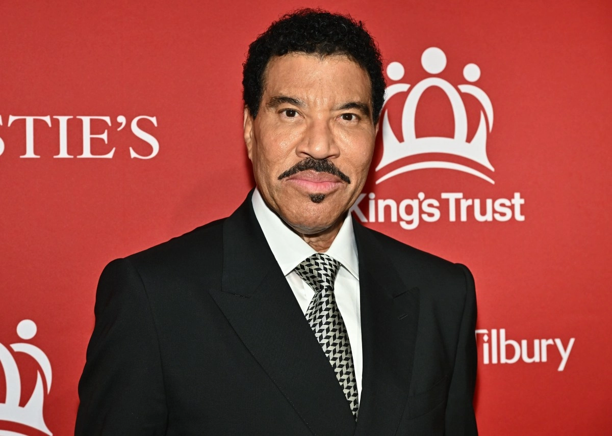 Lionel Richie is urgently hospitalized after getting dizzy during a concert in Minnesota