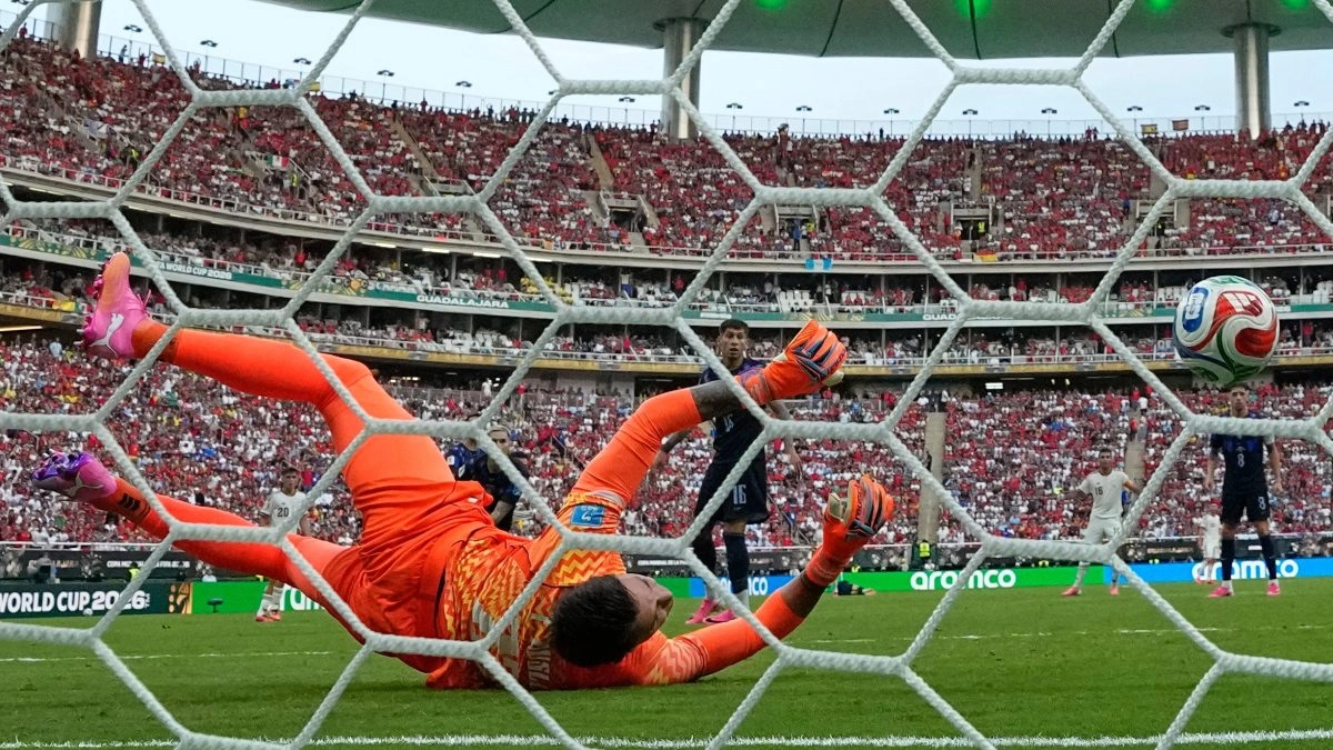 Uruguay with another error by goalkeeper Muslera was left out of the World Cup after losing to Spain 01