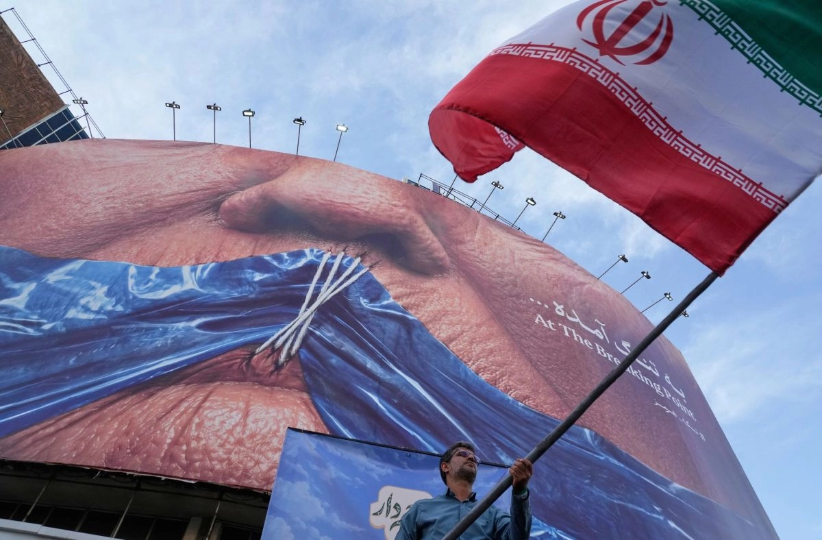 Iran claims it attacked US positions and raises tension in the Strait of Hormuz