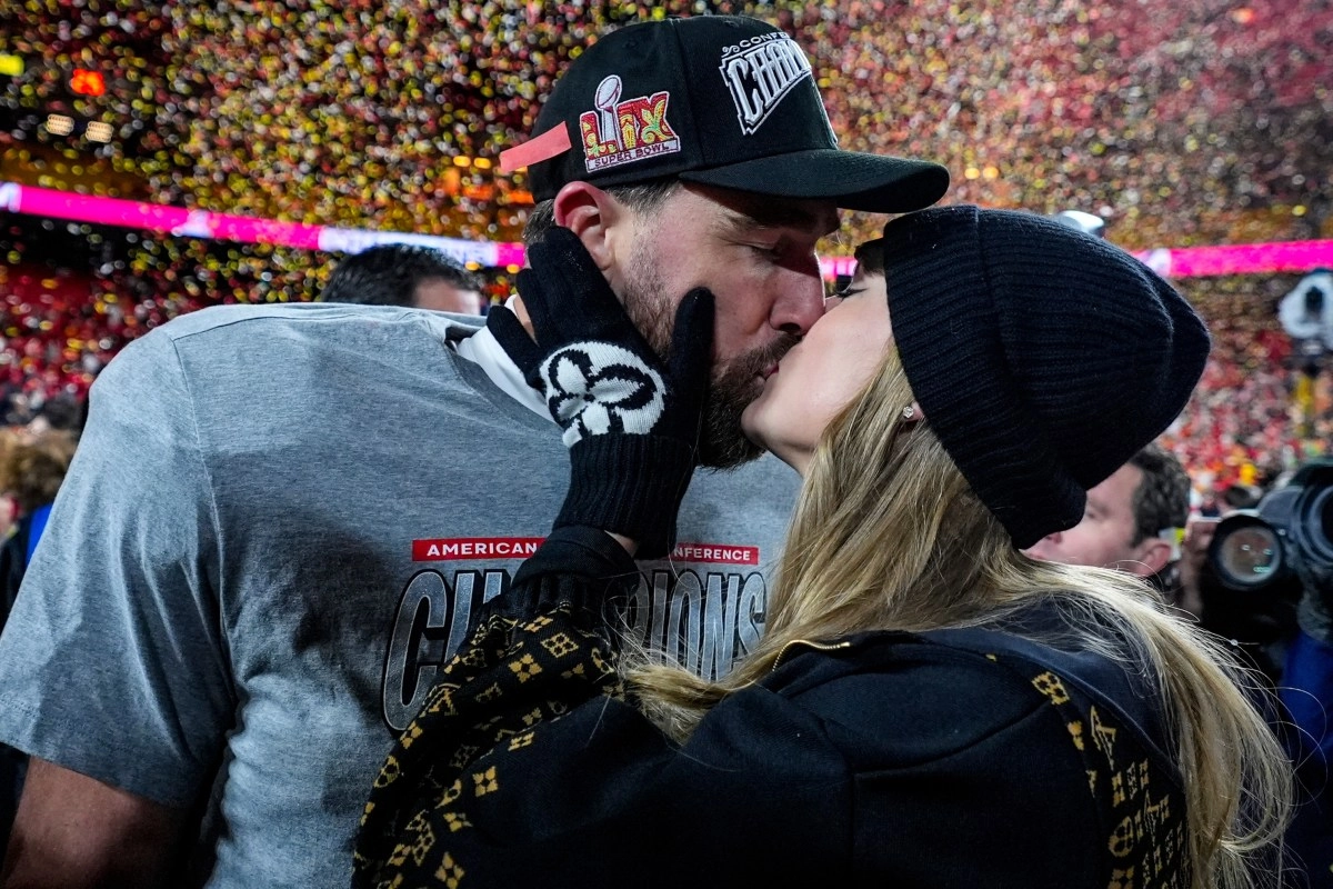 They report that Taylor Swift and Travis Kelce got married civilly in Tennessee