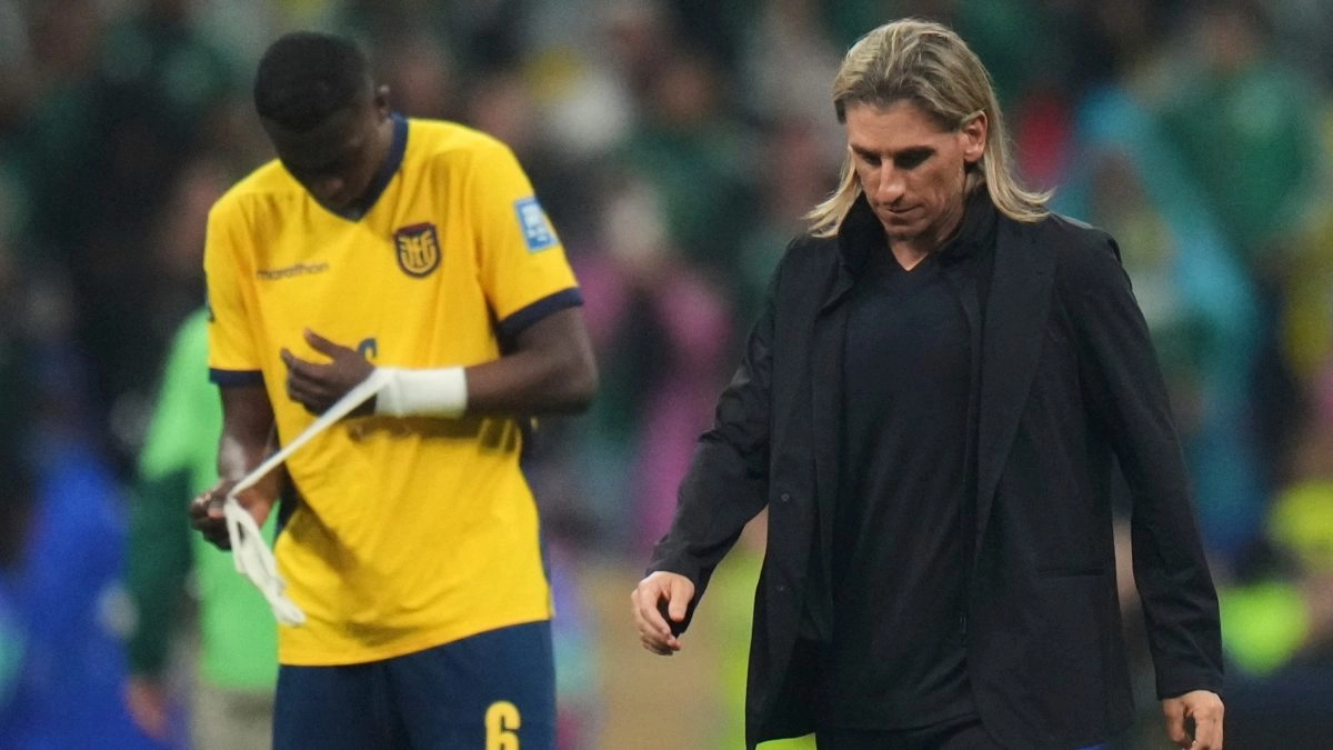 lex Aguinaga strongly criticized Ecuadors match against Mexico in the World Cup